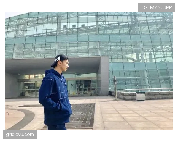 刷到宁泽涛那张街拍——牌子比我整套房都贵，月租瞬间不香了