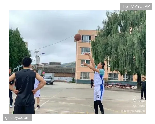 篮球比赛开始规则详解：开球、跳球与发球流程